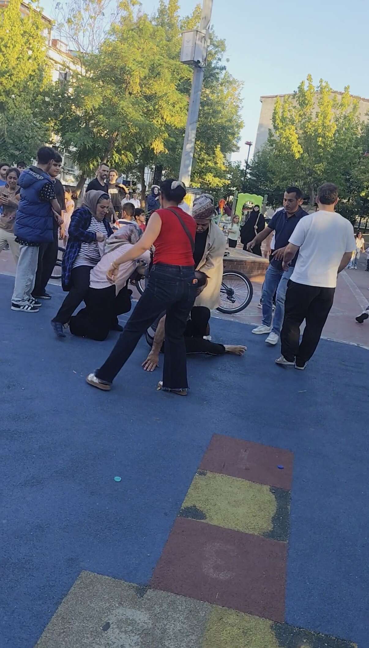 Çocuğa tokat iddiası ortalığı karıştırdı! Parkta tekme ve yumruklar konuştu 5